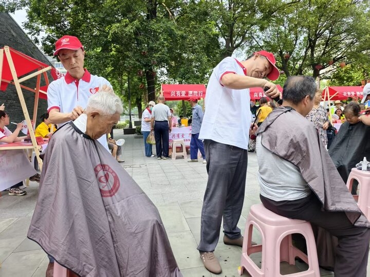 交汇点万再英“搬家”记